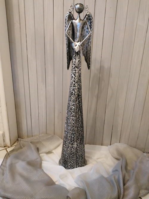 Stříbrný anděl z kovové krajky se srdcem (67 cm)
